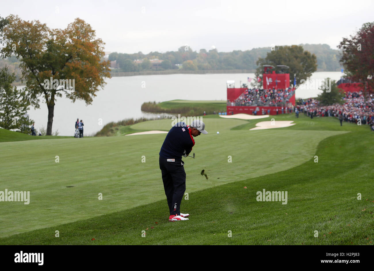 USA's Rickie Fowler joue un coup de l'allée au cours de la première journée de la 41e Ryder Cup à Hazeltine National Golf Club à Chaska, Minnesota, USA. Banque D'Images