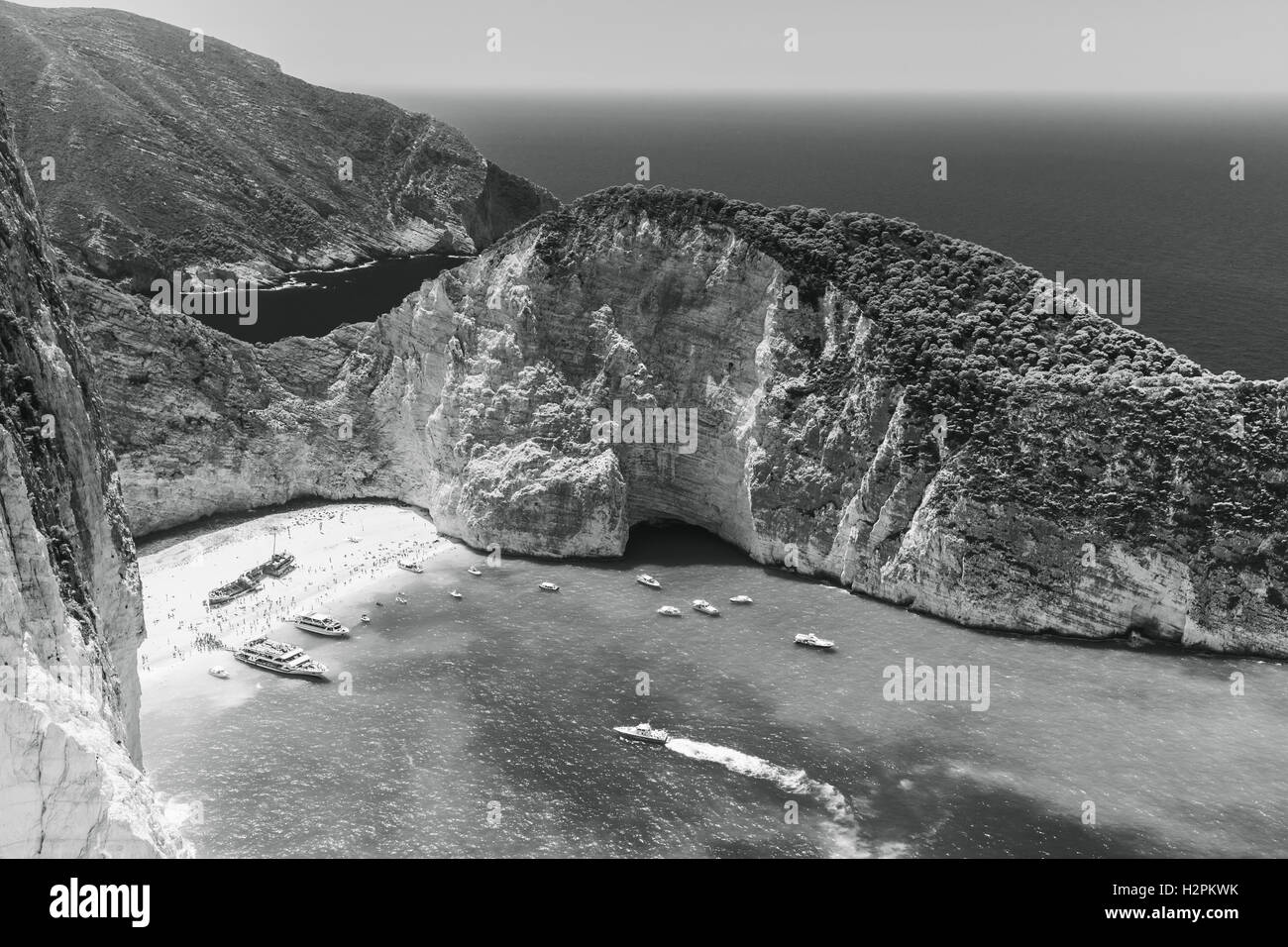 Paysage noir et blanc de la baie de Navagio et Ship Wreck Beach. Le plus célèbre monument naturel de Zakynthos, dans l'île grecque th Banque D'Images