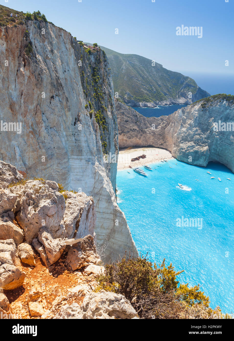 Paysage vertical de la baie de Navagio et Ship Wreck Beach. Le plus célèbre monument naturel de Zakynthos, île grecque de l'Ionia Banque D'Images