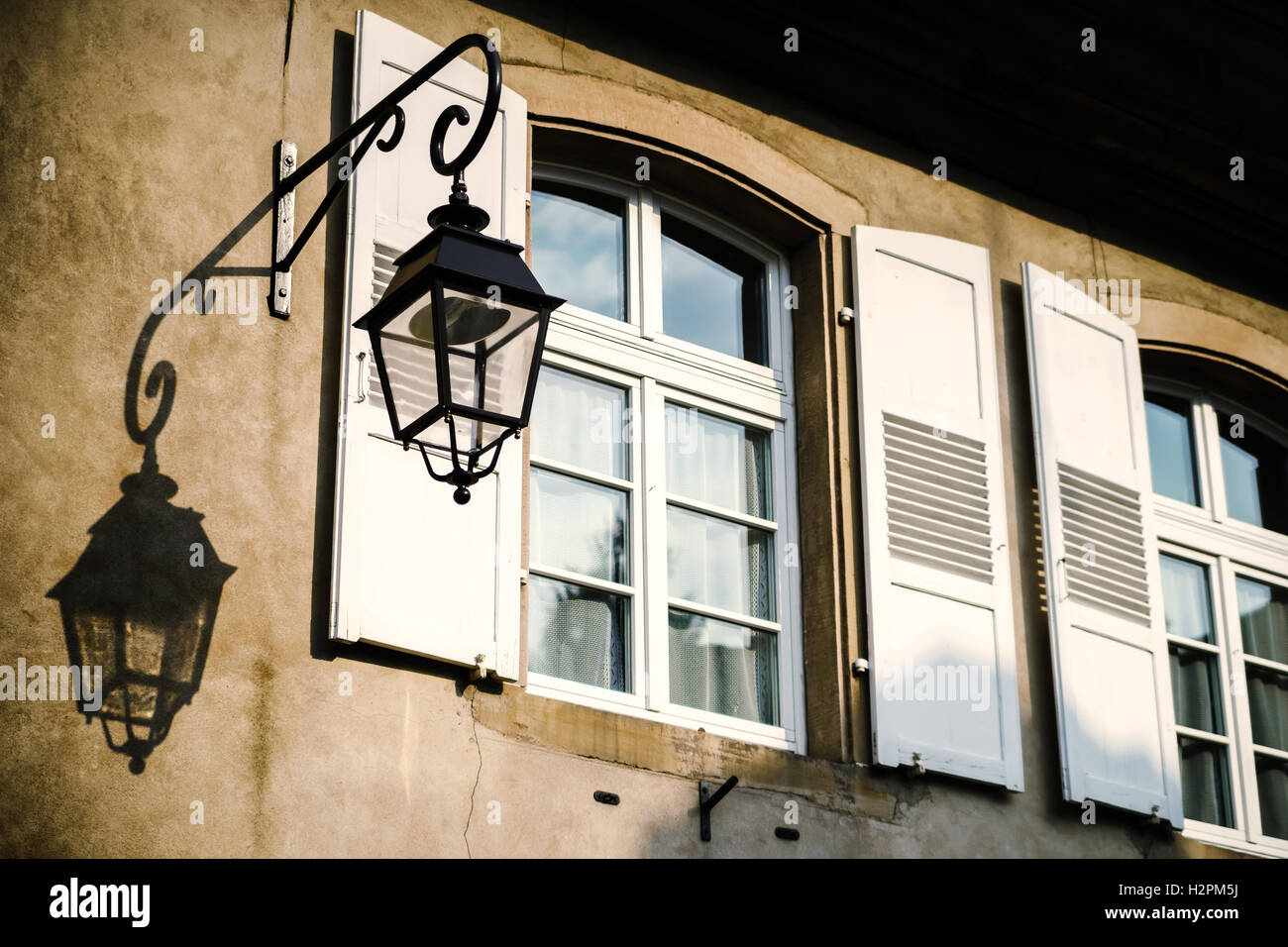 Belle ombre de lampe de rue sur le mur de la maison, travel concept, France Banque D'Images