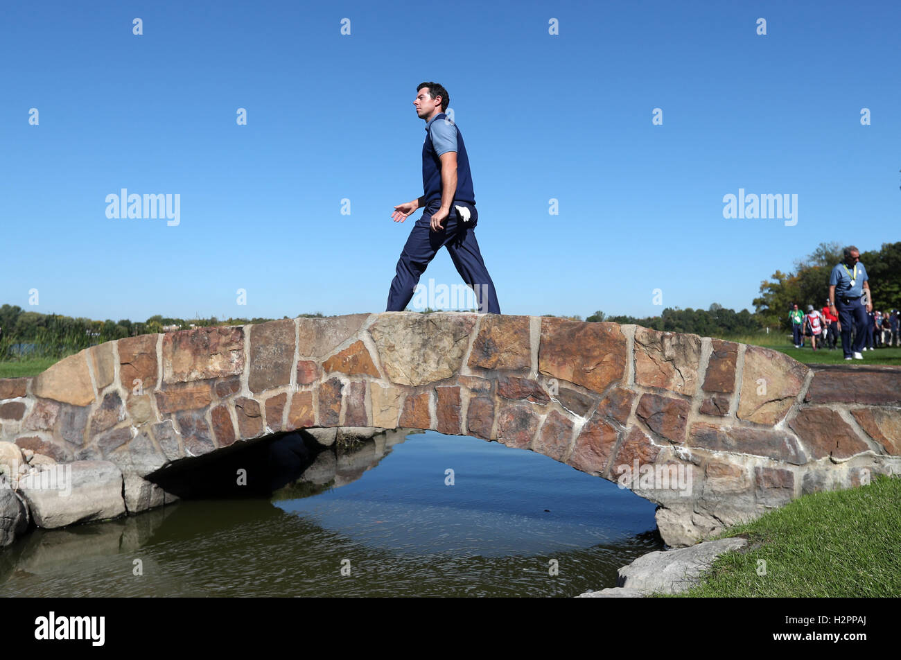 L'Europe marche sur Rory McIlroy l 'La Payne Stewart Bridge' sur la 7e fairway pendant l'Fourballs le premier jour de la 41e Ryder Cup à Hazeltine National Golf Club à Chaska, Minnesota, USA. Banque D'Images