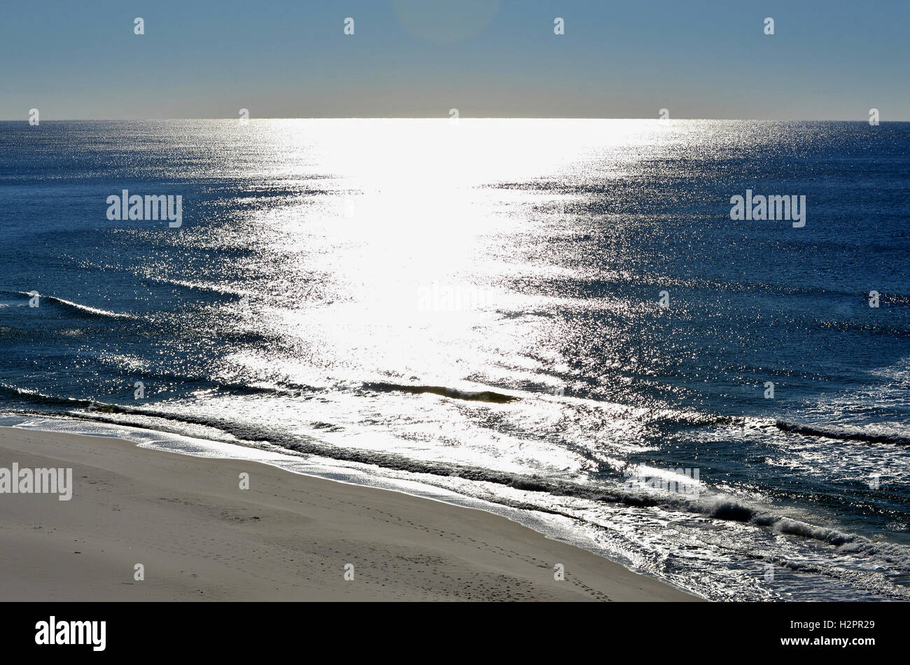 Soleil sur l'océan scintillant,plage de sable blanc, et un ciel bleu. Le soleil est en forme d'enclume à Perdido Key. Banque D'Images