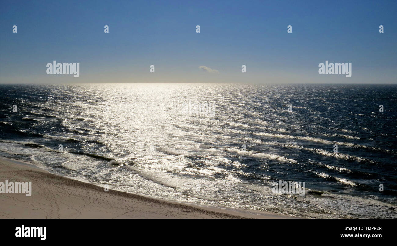 Soleil sur l'océan scintillant,plage de sable blanc, et un ciel bleu. Le soleil est en forme d'enclume à Perdido Key. Banque D'Images