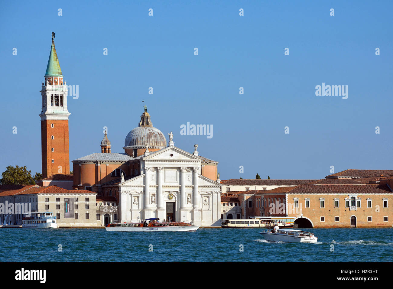 Vue depuis San Marco à île de San Giorgio Maggiore, dans la lagune de Venise en Italie. Banque D'Images