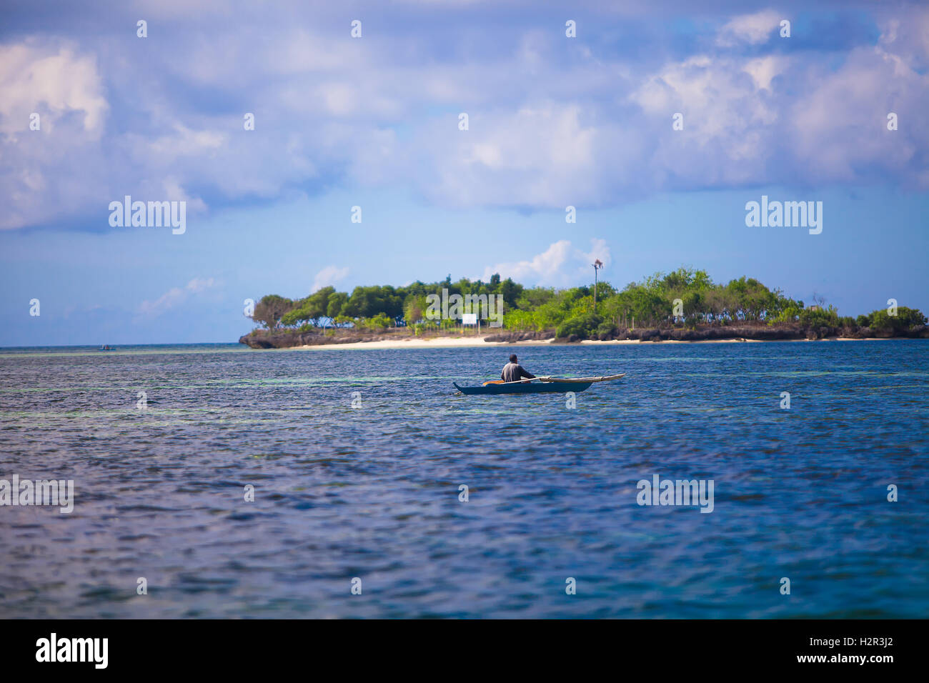 Pauvre pêcheur en bateau à la mer bleu clair aux Philippines Banque D'Images