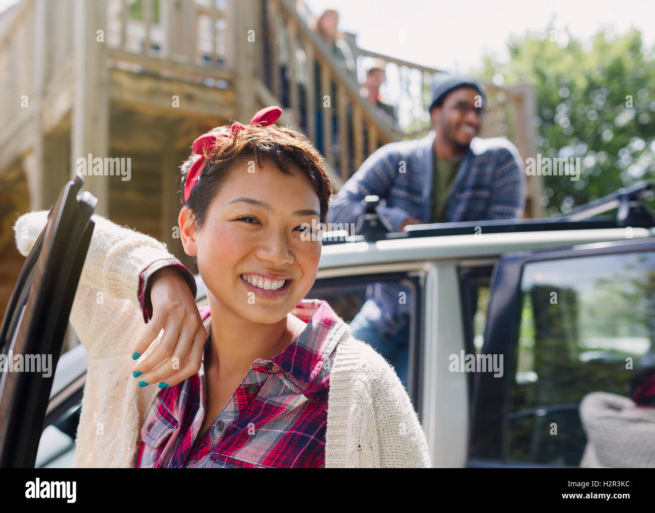 Portrait of smiling woman in car porte cabine extérieur Banque D'Images