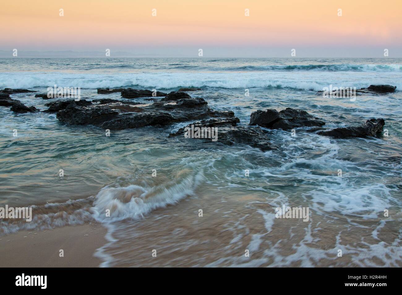 Mer et rochers au coucher du soleil Banque D'Images