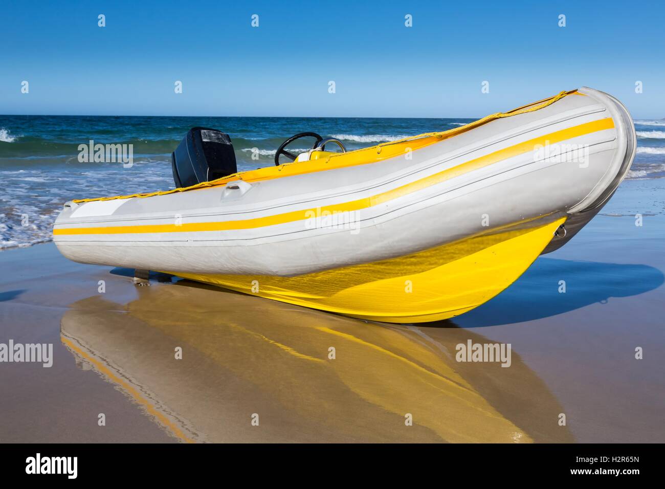 Bateau gonflable avec moteur Banque D'Images