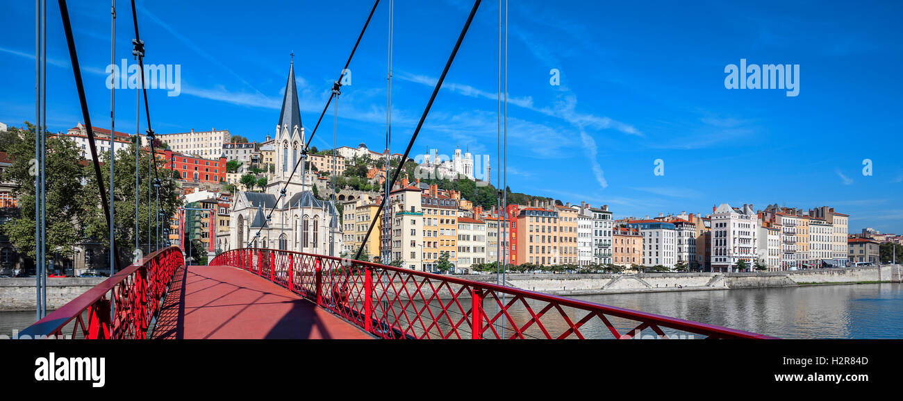 Ville de Lyon avec passerelle rouge sur Saône Banque D'Images