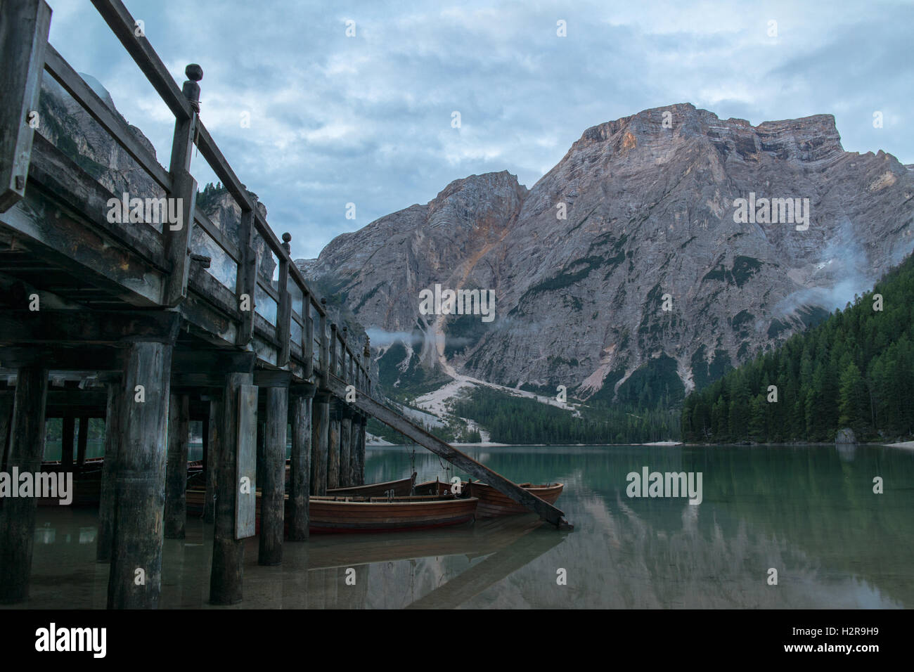 Braies Lake / Lago di Braies / Pragser Wildsee, dans l'italien, Dolomites Südtirol/Alto Adige / Tyrol du Sud - Italie Banque D'Images