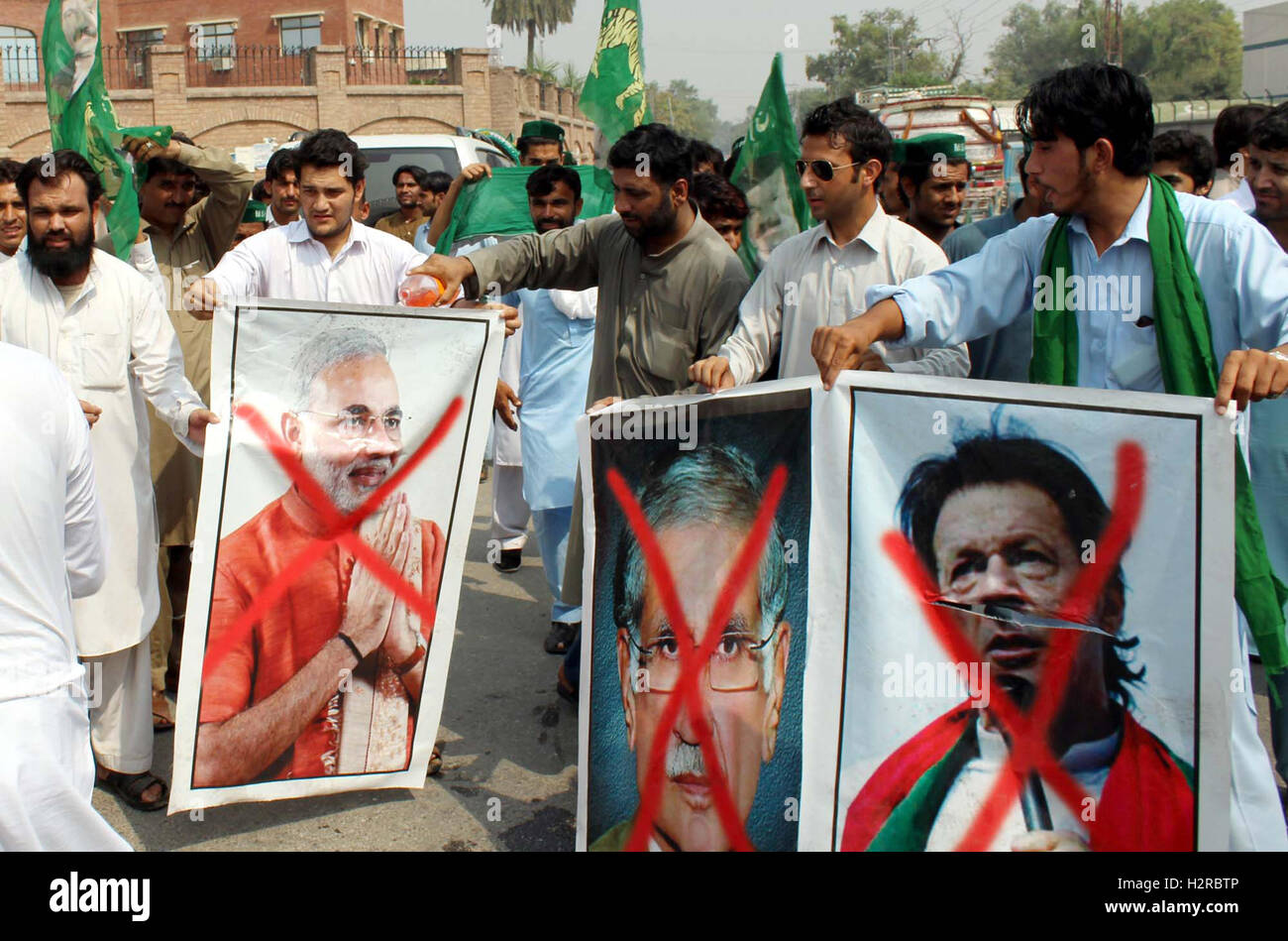 Les militants de la Ligue musulmane (PML-N) protestent contre la brutalité par armée indienne sur les musulmans du Cachemire, Gouvernement indien et de l'armée, Tehreek-e-Insaf (PTI) Président Imran Khan et en faveur de l'armée du Pakistan au cours de la démonstration à Peshawar press club le vendredi 30 septembre, 2016. Banque D'Images