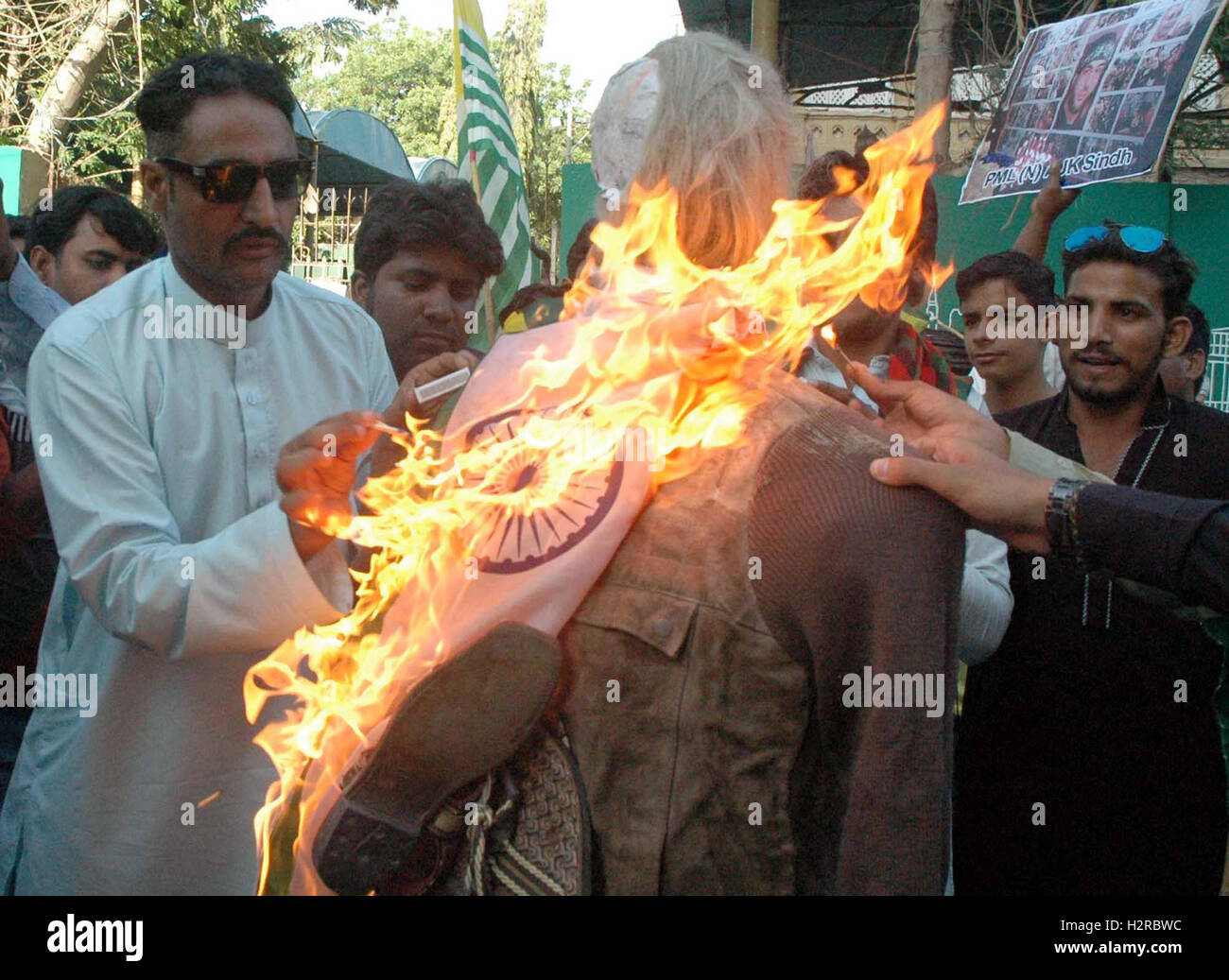 Peuple Pakistanais maintenir manifestation contre la brutalité par armée indienne sur les musulmans du Cachemire, Gouvernement indien et l'agression de l'armée indienne à la ligne de contrôle (LOC), et en faveur de l'armée du Pakistan, sous la bannière de la Ligue musulmane (PML-N de l'AJK) à Karachi press club le vendredi 30 septembre, 2016. Banque D'Images