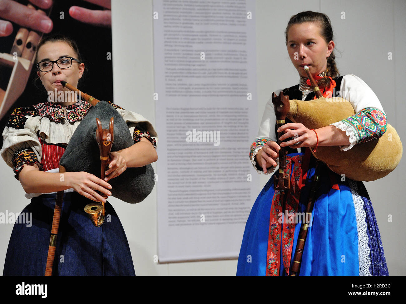 Zagreb, Croatie. Sep 30, 2016. Les participants de la Slovaquie lors du spectacle le 10ème festival de cornemuse croate à Zagreb, Croatie, 30 septembre 2016. Les musiciens de neuf pays ont pris part à la six jours festival d'instruments traditionnels. © Lisanin Miso/Xinhua/Alamy Live News Banque D'Images