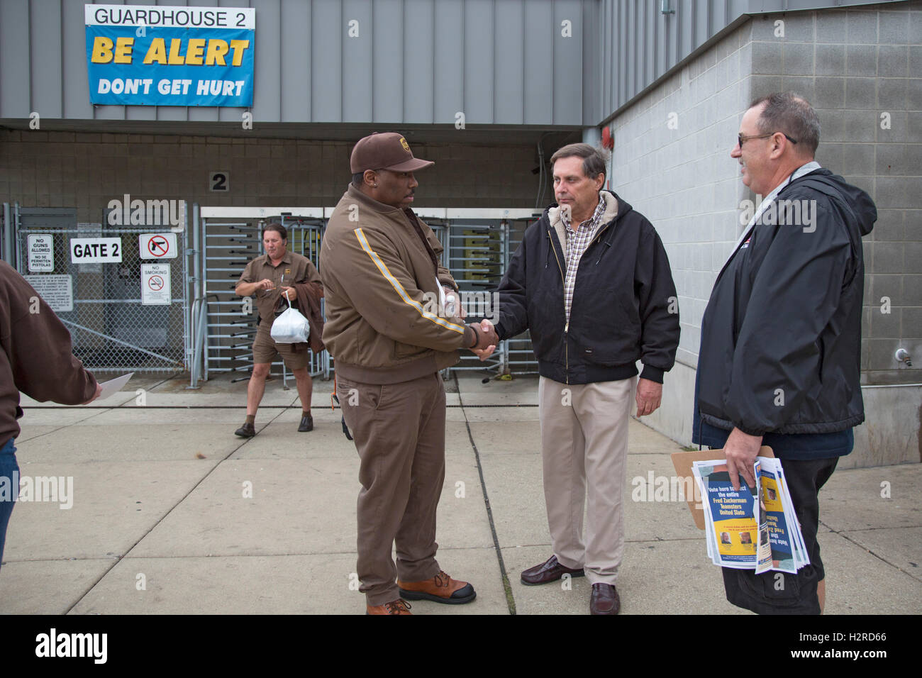 Hodgkins, Illinois, USA. 30 Septembre, 2016. Fred Zuckerman (deuxième à droite) des campagnes pour président de la 1,3-millions de membres des Teamsters. L'Organisation des Teamsters Zuckerman est composé d'ardoise les réformistes qui s'opposent à l'Union européenne titulaires dirigé par James P. Hoffa. Zuckerman a été de faire campagne dans un immense United Parcel Service, près de Chicago. Bulletins des membres sont comptés à la mi-novembre. Crédit : Jim West/Alamy Live News Banque D'Images