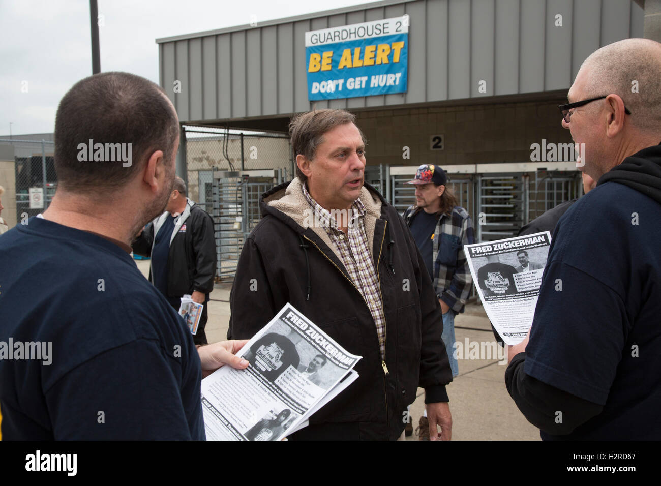 Hodgkins, Illinois, USA. 30 Septembre, 2016. Fred Zuckerman (centre) des campagnes pour président de la 1,3-millions de membres des Teamsters. L'Organisation des Teamsters Zuckerman est composé d'ardoise les réformistes qui s'opposent à l'Union européenne titulaires dirigé par James P. Hoffa. Zuckerman a été de faire campagne dans un immense United Parcel Service, près de Chicago. Bulletins des membres sont comptés à la mi-novembre. Crédit : Jim West/Alamy Live News Banque D'Images