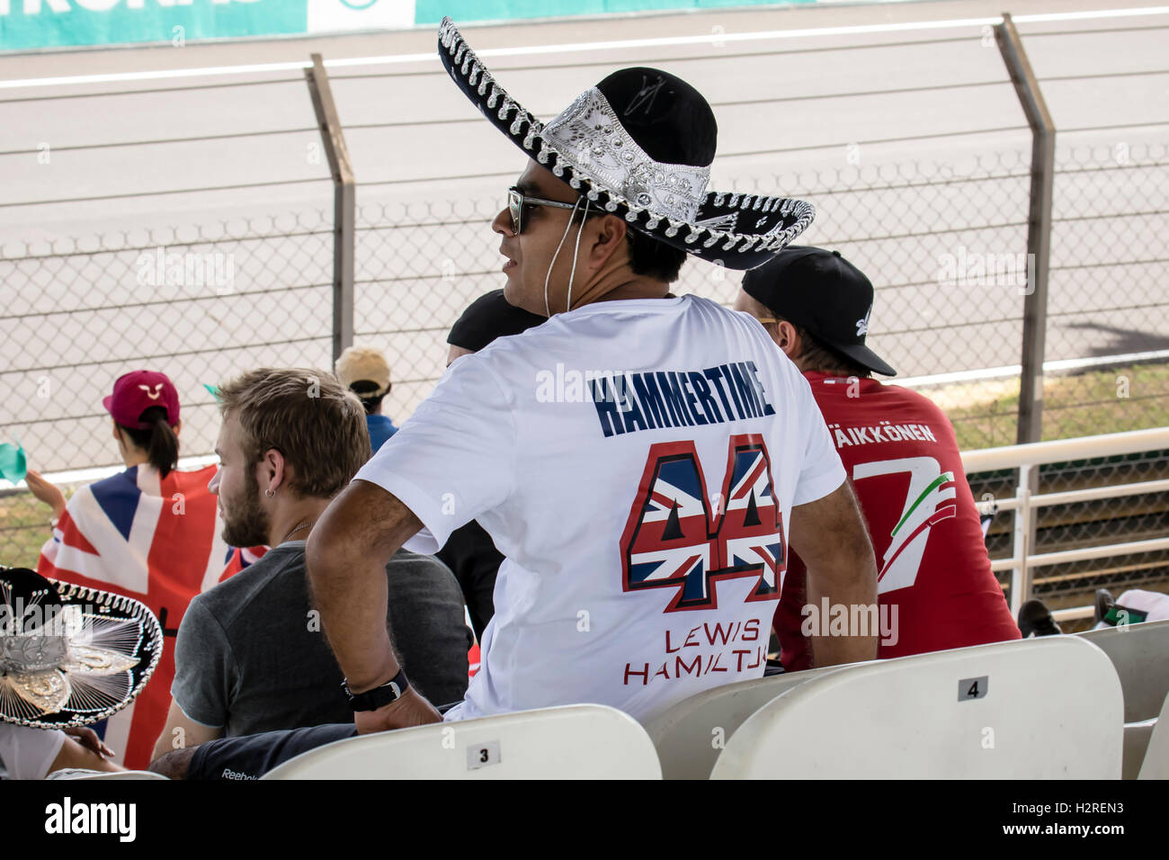 Kuala Lumpur, Malaisie. Septembre 30, 2016. Les fans de F1 soutenir leur favori pilote de F1 et de l'équipe. Credit : Danny Chan/Alamy Live News. Banque D'Images