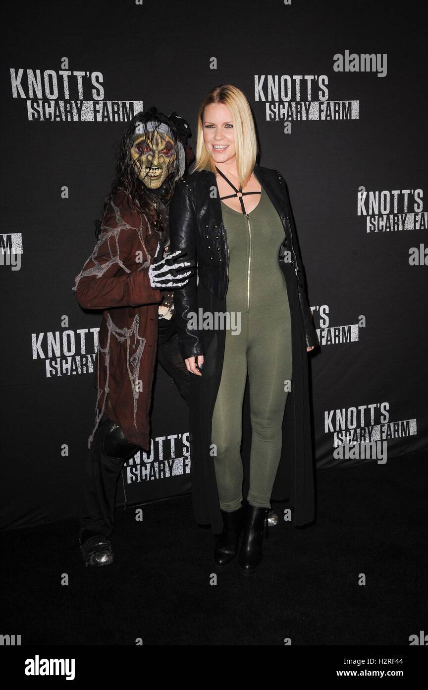 Buena Park, CA. Sep 30, 2016. Carrie Keagan aux arrivées de Knott's Scary Farm Tapis noir arrivées, Knott's Berry Farm, Buena Park, CA, le 30 septembre 2016. Credit : Elizabeth Goodenough/Everett Collection/Alamy Live News Banque D'Images