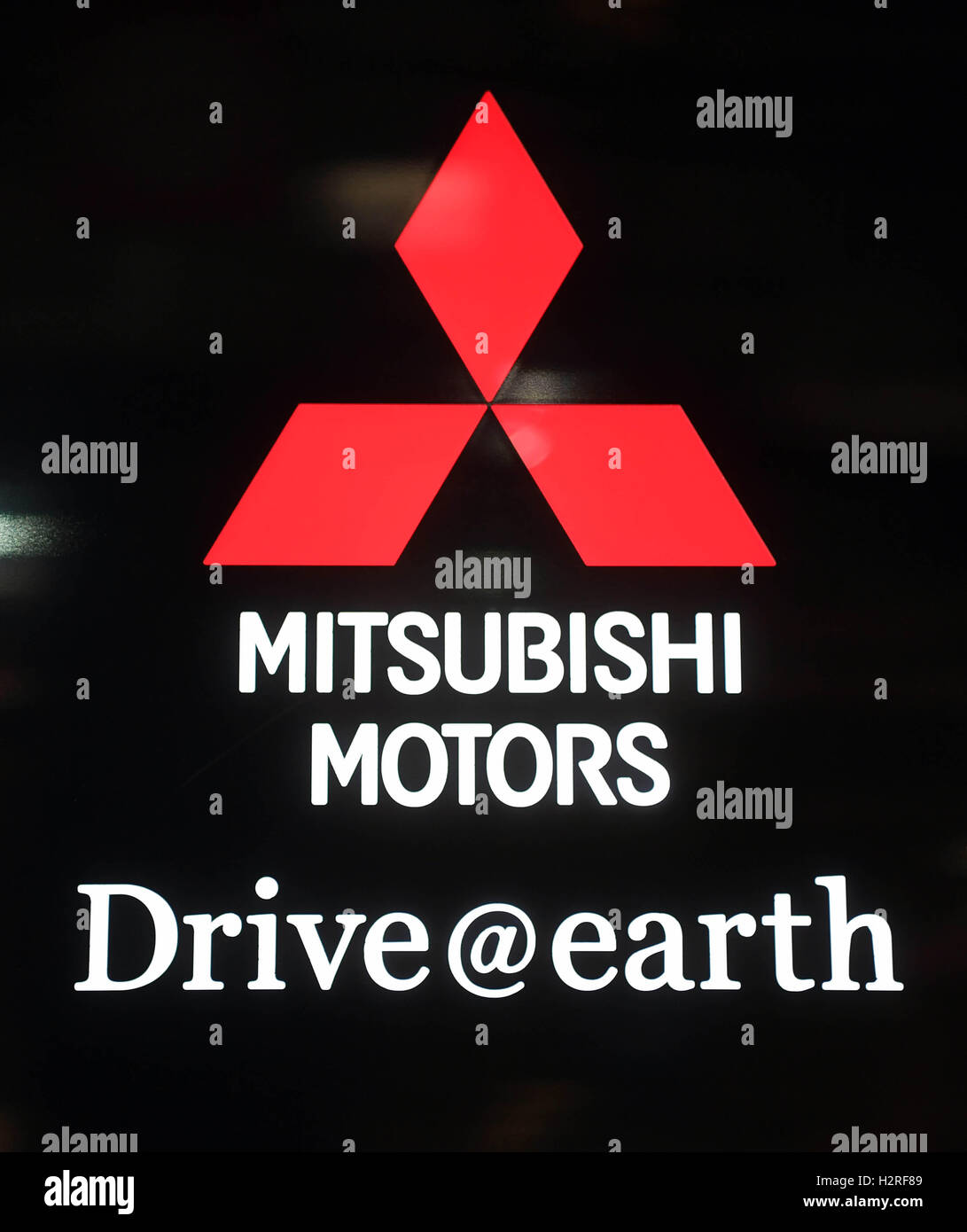 Paris, France. Sep 30, 2016. Un logo Mitsubishi vu à l'Automobile de Paris (Mondial de l'Automobile) à Paris, France, 30 septembre 2016. Photo : ULI DECK/dpa/Alamy Live News Banque D'Images