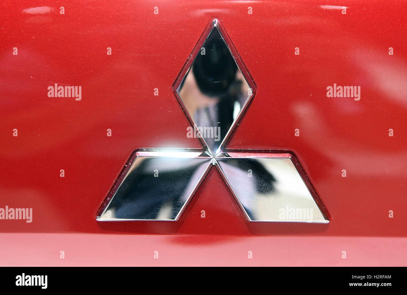 Paris, France. Sep 30, 2016. Un logo Mitsubishi vu à l'Automobile de Paris (Mondial de l'Automobile) à Paris, France, 30 septembre 2016. Photo : ULI DECK/dpa/Alamy Live News Banque D'Images