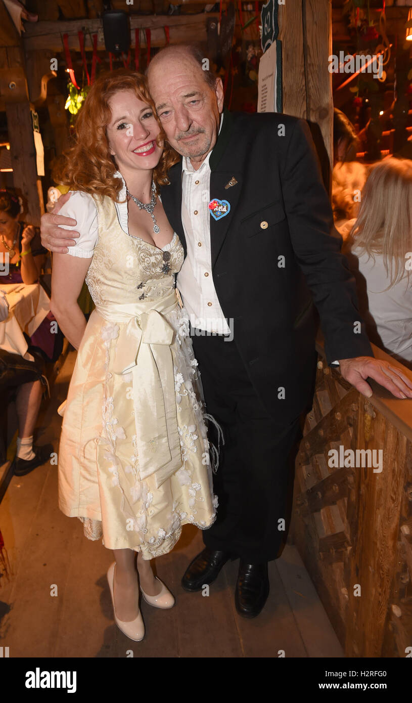 Producteur de musique Ralph Siegel et son amie Laura Kaefer peut être vu dans le Kaefer tente à l'anniversaire de Siegel à l'Oktoberfest de Munich, Allemagne, 30 septembre 2016. La 183ème Oktoberfest a lieu du 17 septembre au 03 octobre 2016. Photo : afp/HOERHAGER FELIX Banque D'Images