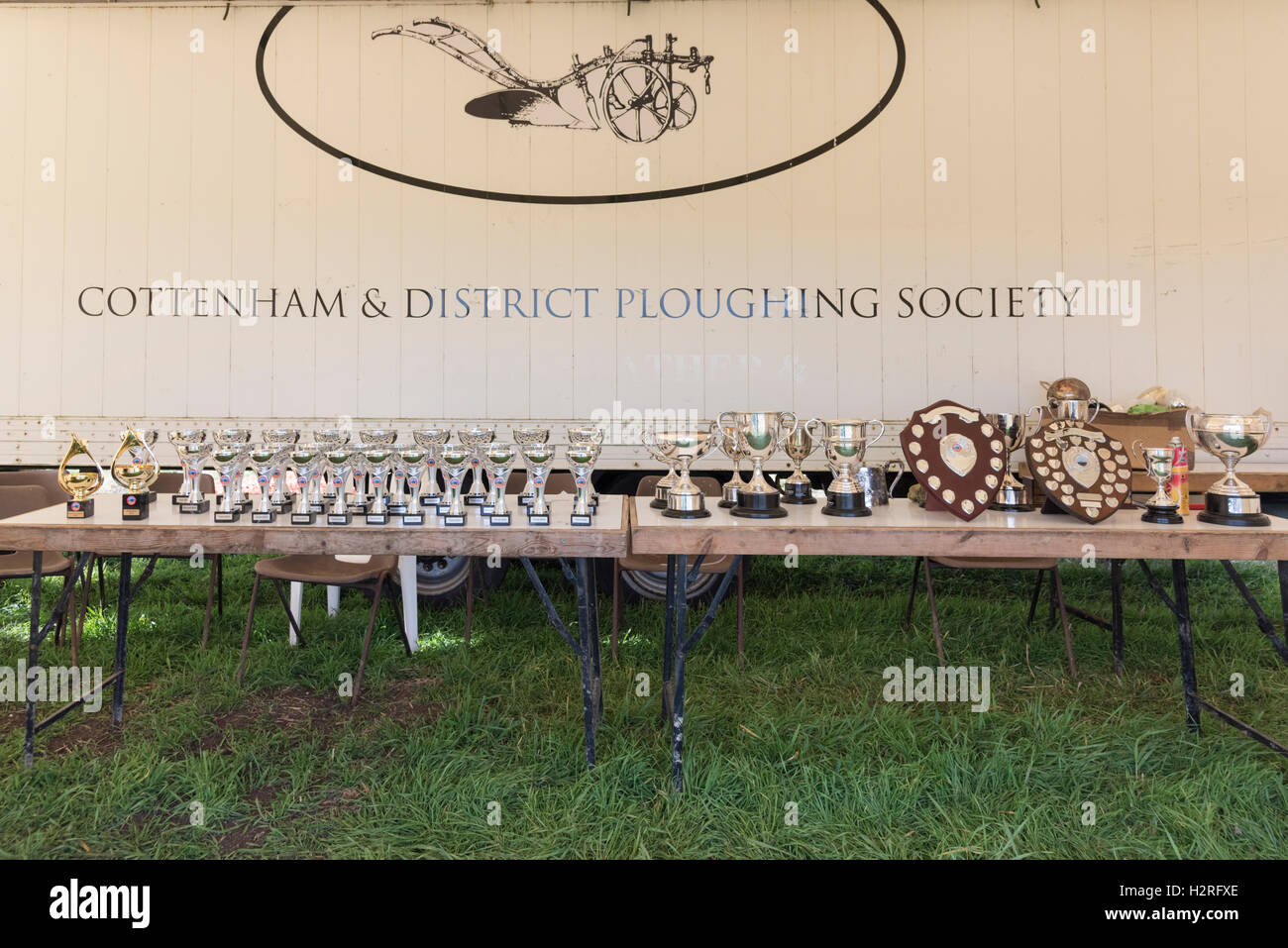 Cottenham, Cambridgeshire, UK 1er octobre 2016. Cinquante concurrents Prenez part à la 174e Cottenham and District Association Labour labour annuel dans les fens, près de Cambridge. L'Association est que l'on croit être le premier du genre dans le pays et a commencé en 1842 avec 12 charrues tirés par des chevaux en compétition contre l'autre. La tradition voit diverses classes de tracteur et de charrues qui rivalisent les uns avec les autres en fonction de critères établis, y compris la meilleure des lignes droites, de l'homogénéité et de finition. Julian crédit Eales/Alamy Live News Banque D'Images