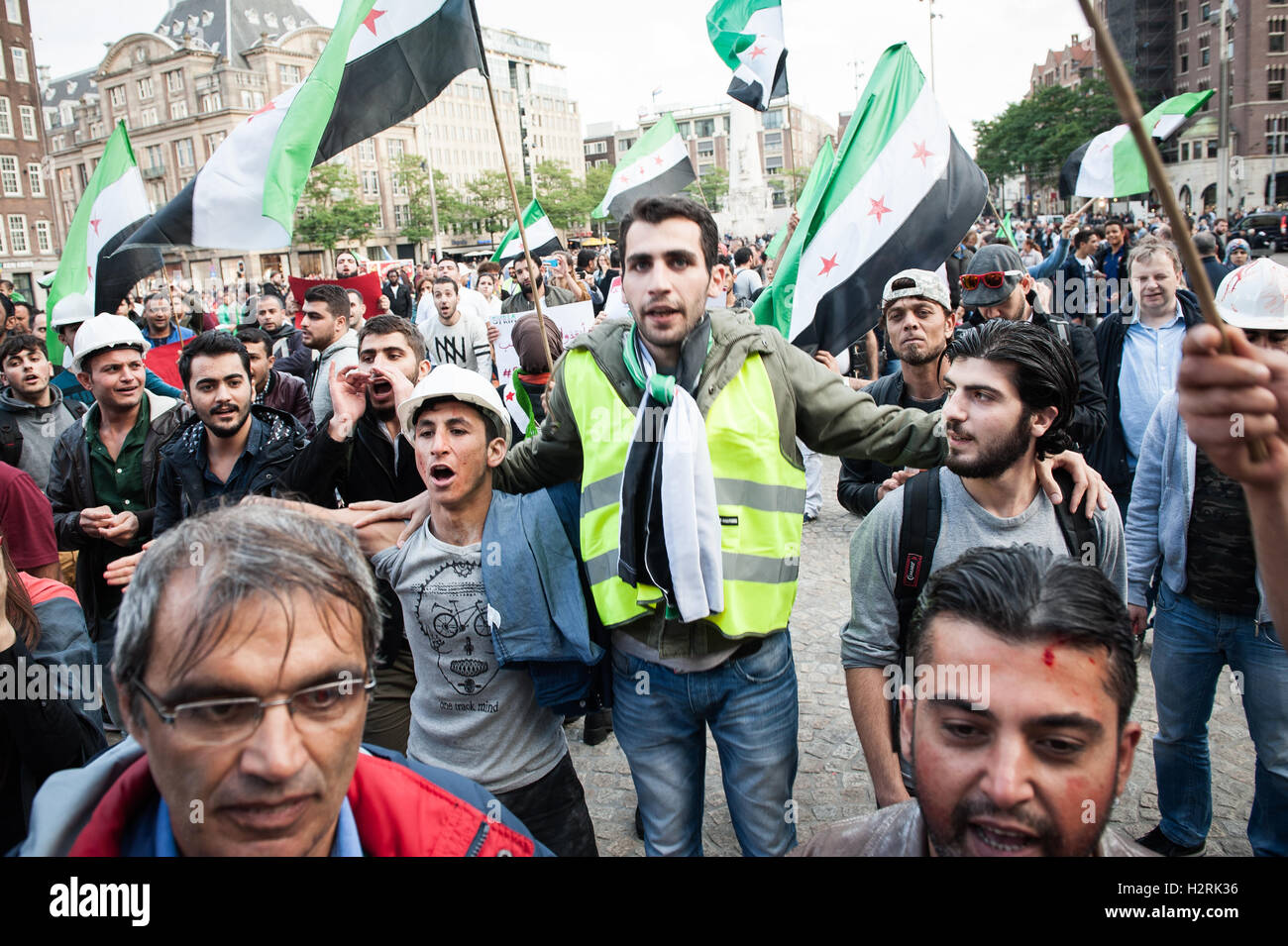 Amsterdam, Pays-Bas. 1 octobre, 2016. À la suite du récent bombardement syrien et russe d'Alep. La lutte en Syrie est une extension de la lutte pour la liberté à l'échelle régionale et mondiale. Les syriens continuent de se battre pour la justice, la dignité et la liberté. Aujourd'hui comme la "Journée mondiale de la rage pour Alep' a été a eu lieu à la place du Dam à Amsterdam une manifestation contre le bombardement de la Syrie. Banque D'Images