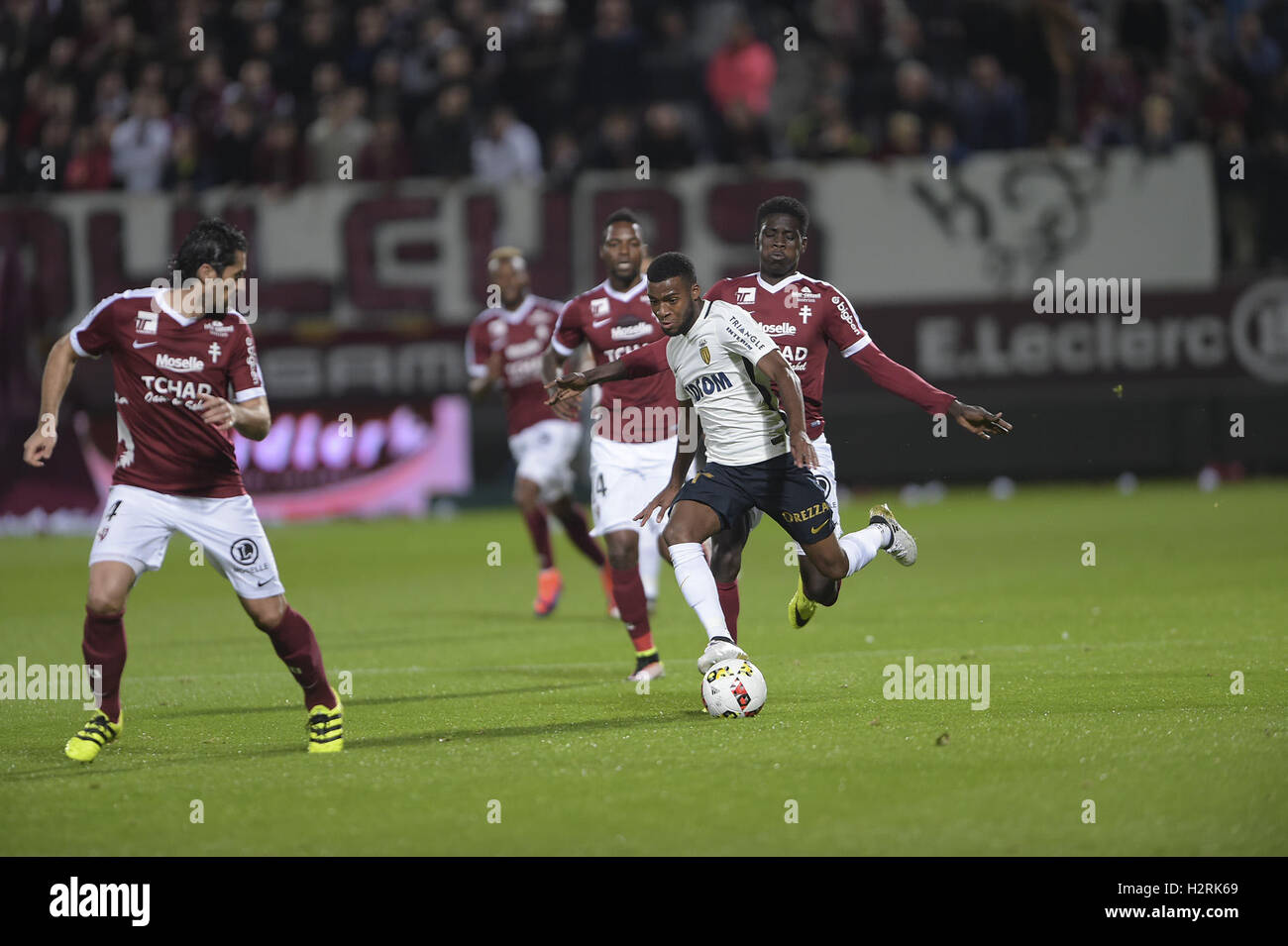 Metz, France. 06Th Oct, 2016. Ligue 1 française de football. Le FC Metz et Monaco. Lemar Thomas brise de marquer dans la 7e minute. Credit : Action Plus Sport/Alamy Live News Banque D'Images