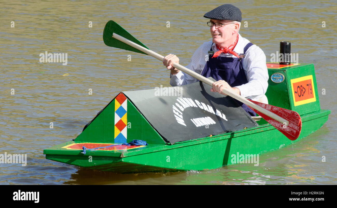 Wey & Canal Arun Trust 200 ans d'Anniversaire Self-Paddled - Canoe/15-04 Banque D'Images
