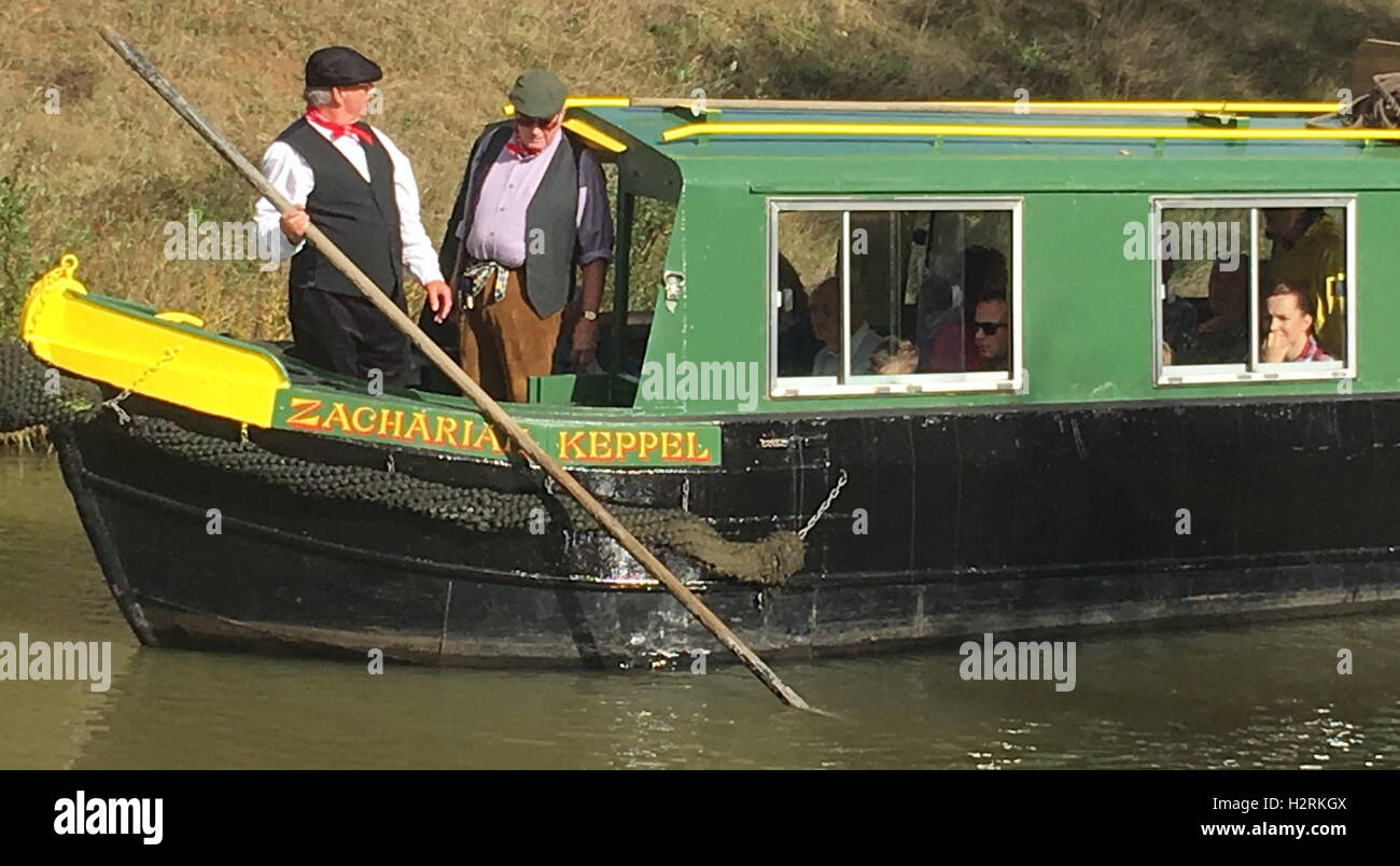 Wey & Canal Arun Trust 200 e anniversaire - 'Zachariah Keppel' 15-04 Donner la démonstration de la liquidation / tournant le bateau Banque D'Images