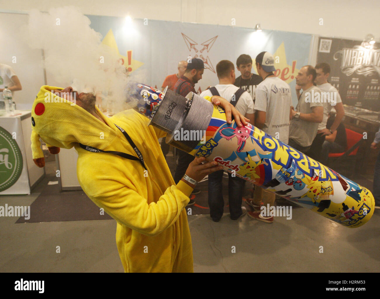 Kiev, Ukraine. 1 octobre, 2016. Un visiteur vtu d'un costume Pokemon essaie un produit des vapeurs de cigarette lectronique gant l'exposition internationale de l'industrie vape ''VAPEXPO-2016'' de Kiev Kiev, Ukraine, Kiev, Ukraine. 1 octobre, 2016. Un visiteur vtu d'un costume Pokemon essaie un produit des vapeurs de cigarette lectronique gant l'exposition internationale de l'industrie vape ''VAPEXPO-2016'' de Kiev Kiev, Ukraine,