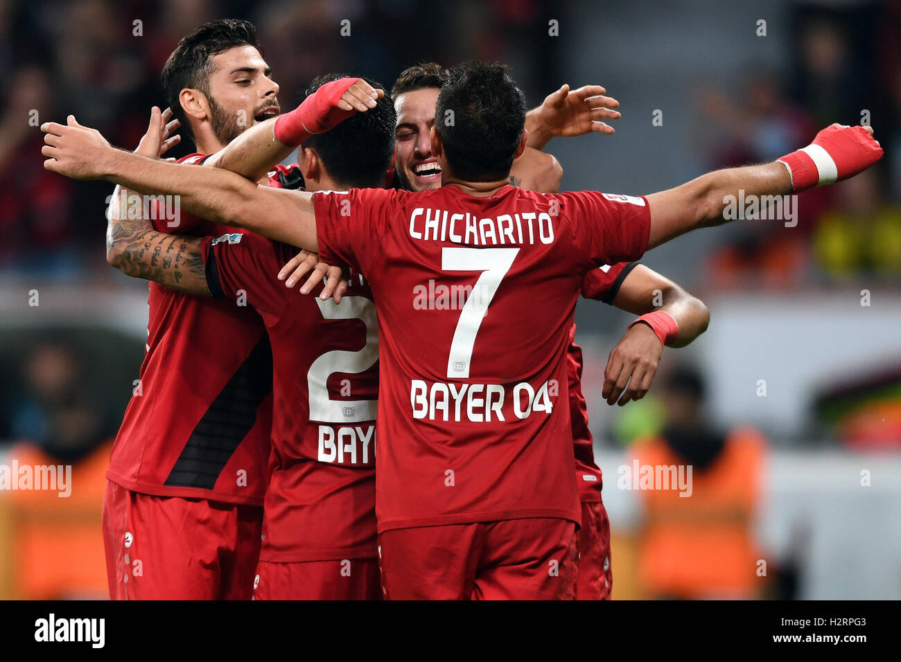 Leverkusen, Allemagne. 1 octobre, 2016. Leverkusen's Kevin Volland (L-R), Javier Hernandez, Charles Aranguiz et Hakan Calhanoglu célébrer l'objectif 2-0 au cours de la Bundesliga match de football entre le Bayer Leverkusen et le Borussia Dortmund à la BayArena à Leverkusen, Allemagne, 1 octobre 2016. PHOTO : FEDERICO GAMBARINI/DPA/Alamy Live News Banque D'Images