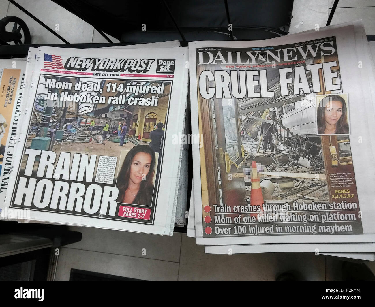 Pages avant le vendredi 30 septembre de la Nouvelle York journaux rapport sur les jours précédents accident d'un train dans la NJ Transit terminal Hoboken. (© Richard B. Levine) Banque D'Images