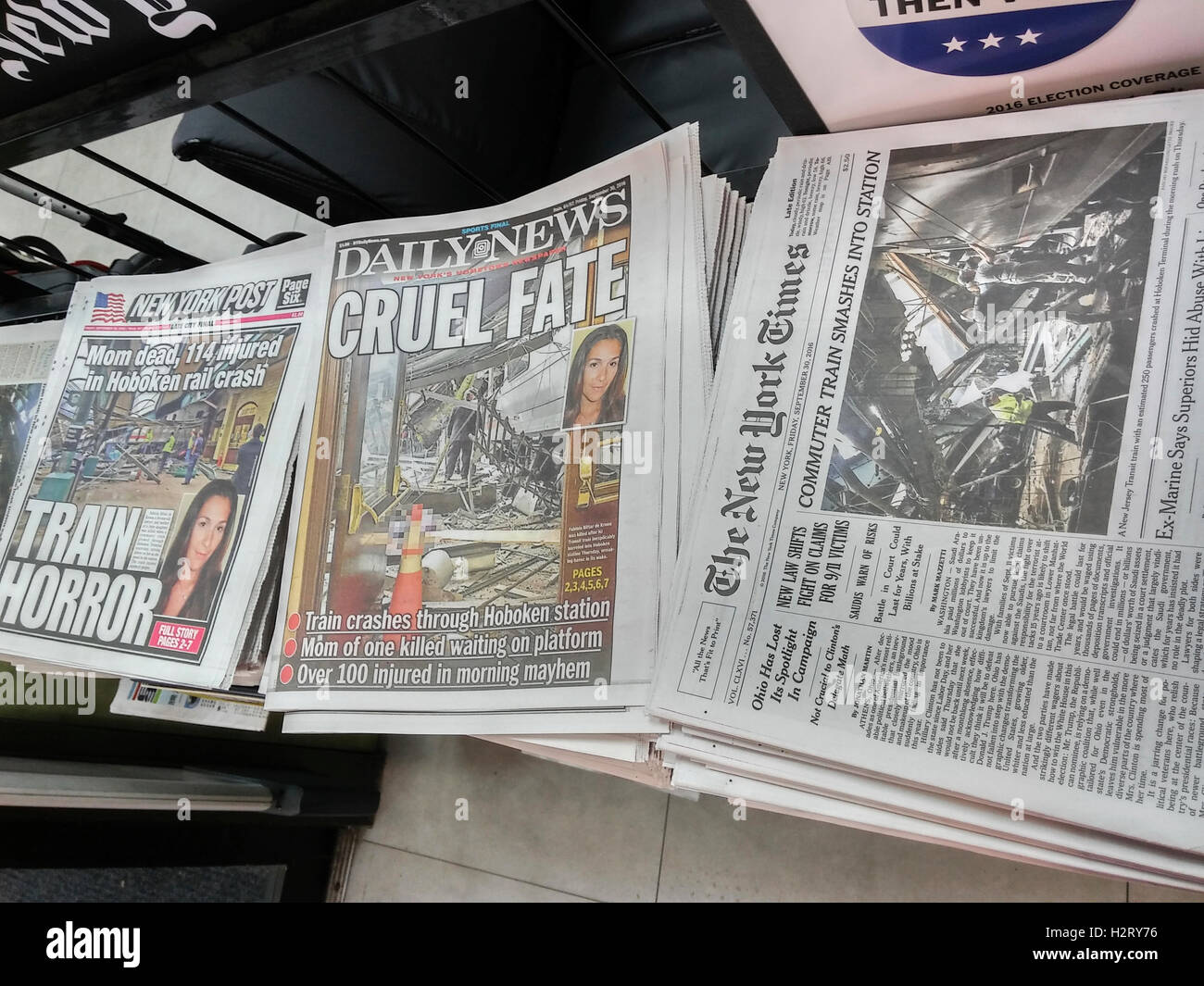 Pages avant le vendredi 30 septembre de la Nouvelle York journaux rapport sur les jours précédents accident d'un train dans la NJ Transit terminal Hoboken. (© Richard B. Levine) Banque D'Images