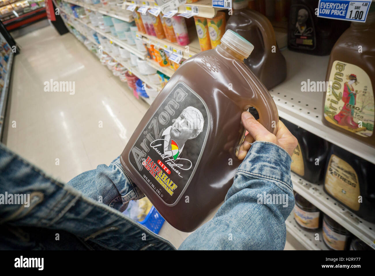 Une soif shopper choisit un gallon jug d'Arizona Arnold Palmer demi & la moitié, le thé glacé et limonade, dans un supermarché de New York le lundi 26 septembre 2016. Le populaire 'roi de Golf' est décédé dimanche des suites de problèmes cardiaques à l'âge de 87 ans. Palmer a été à l'avant-garde des sports marketing et a été l'un des plus élevés dans le monde de golf. (© Richard B. Levine) Banque D'Images