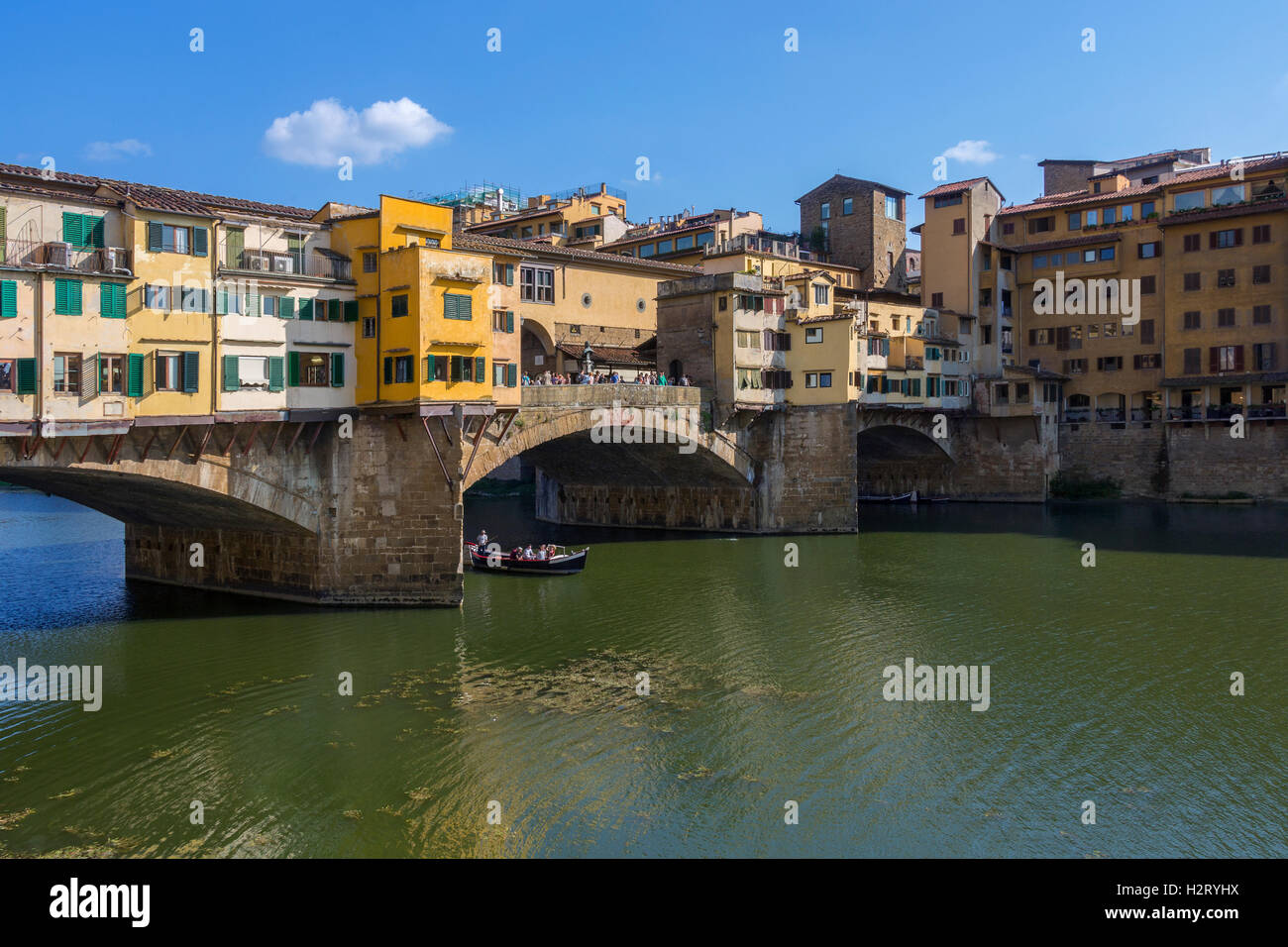 Florence, Italie - Le Ponte Vecchio (Vieux Pont médiéval] - Un pont de pierre sur la rivière Arno. Banque D'Images