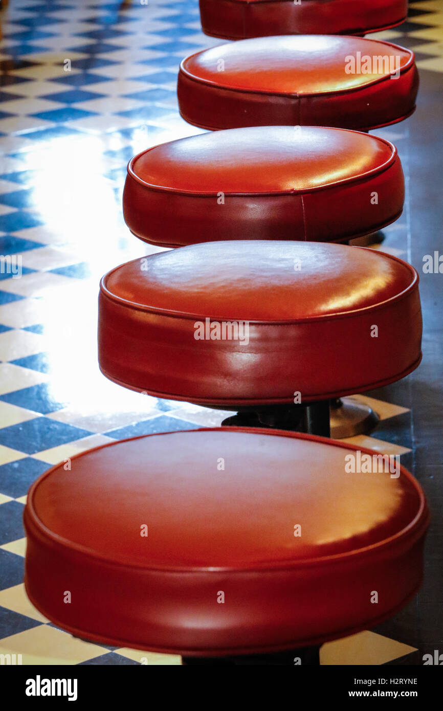 Classic diner avec tabourets vides dans une rangée Banque D'Images