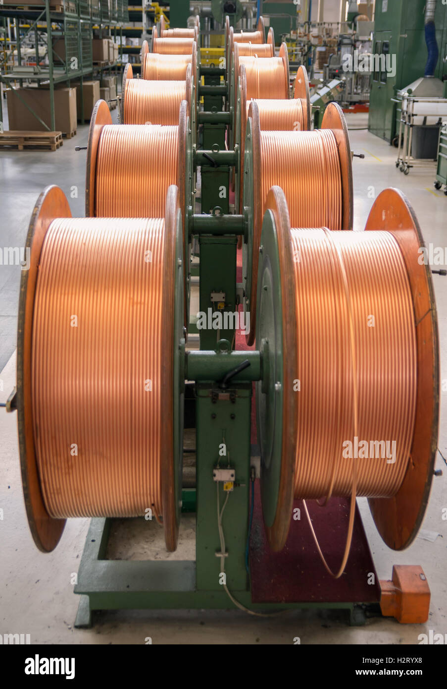 Tubes de cuivre pour machine à plier dans une usine. Banque D'Images