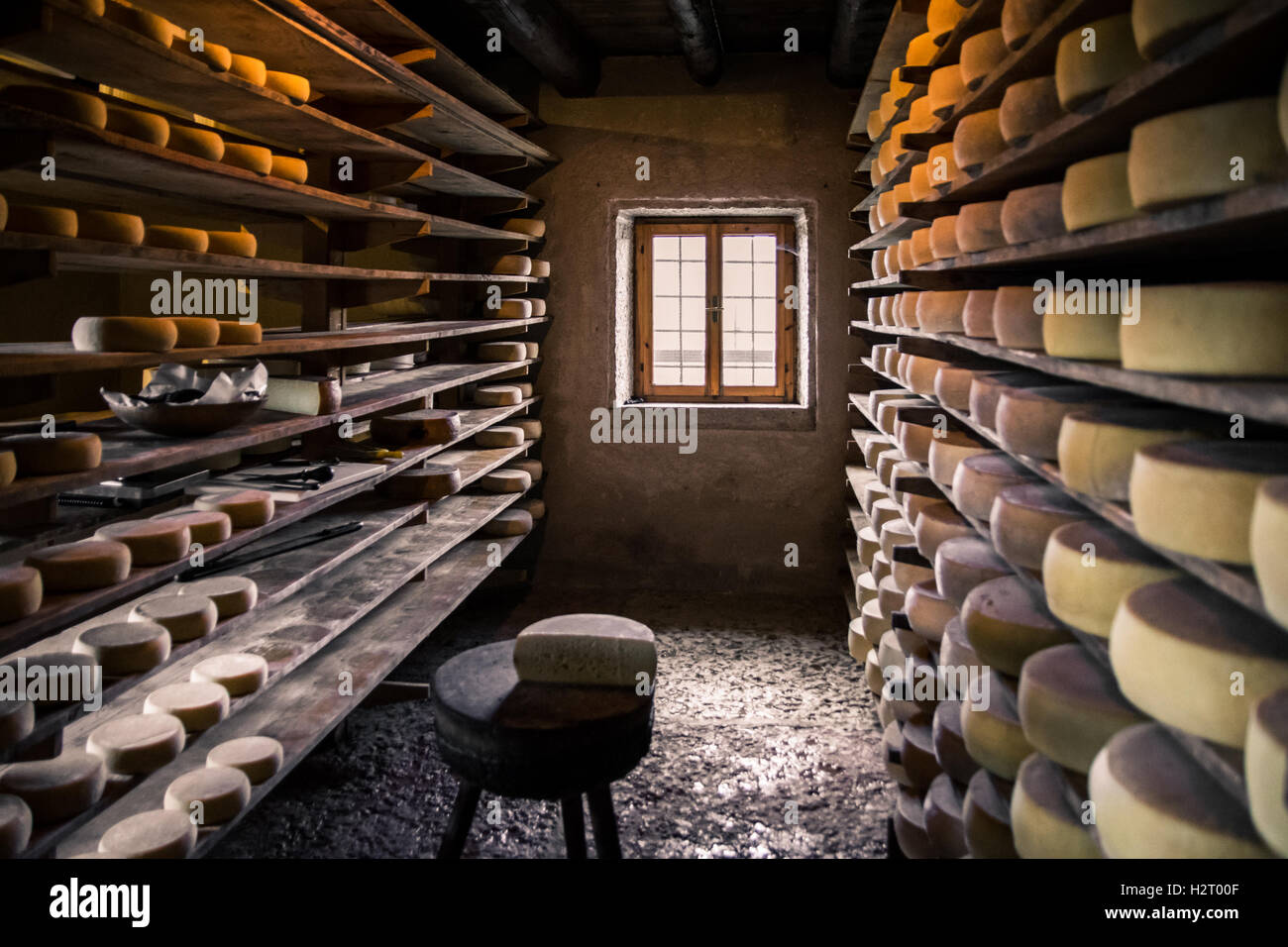 Chalet de montagne qui produit et vend des fromages faits maison. Banque D'Images