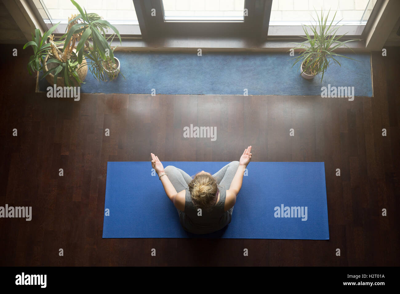 Le Yoga à la maison : le concept de méditation Banque D'Images