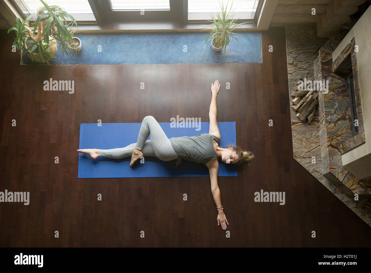 Cours de Yoga à domicile : a tourné l'Abdomen poser Banque D'Images