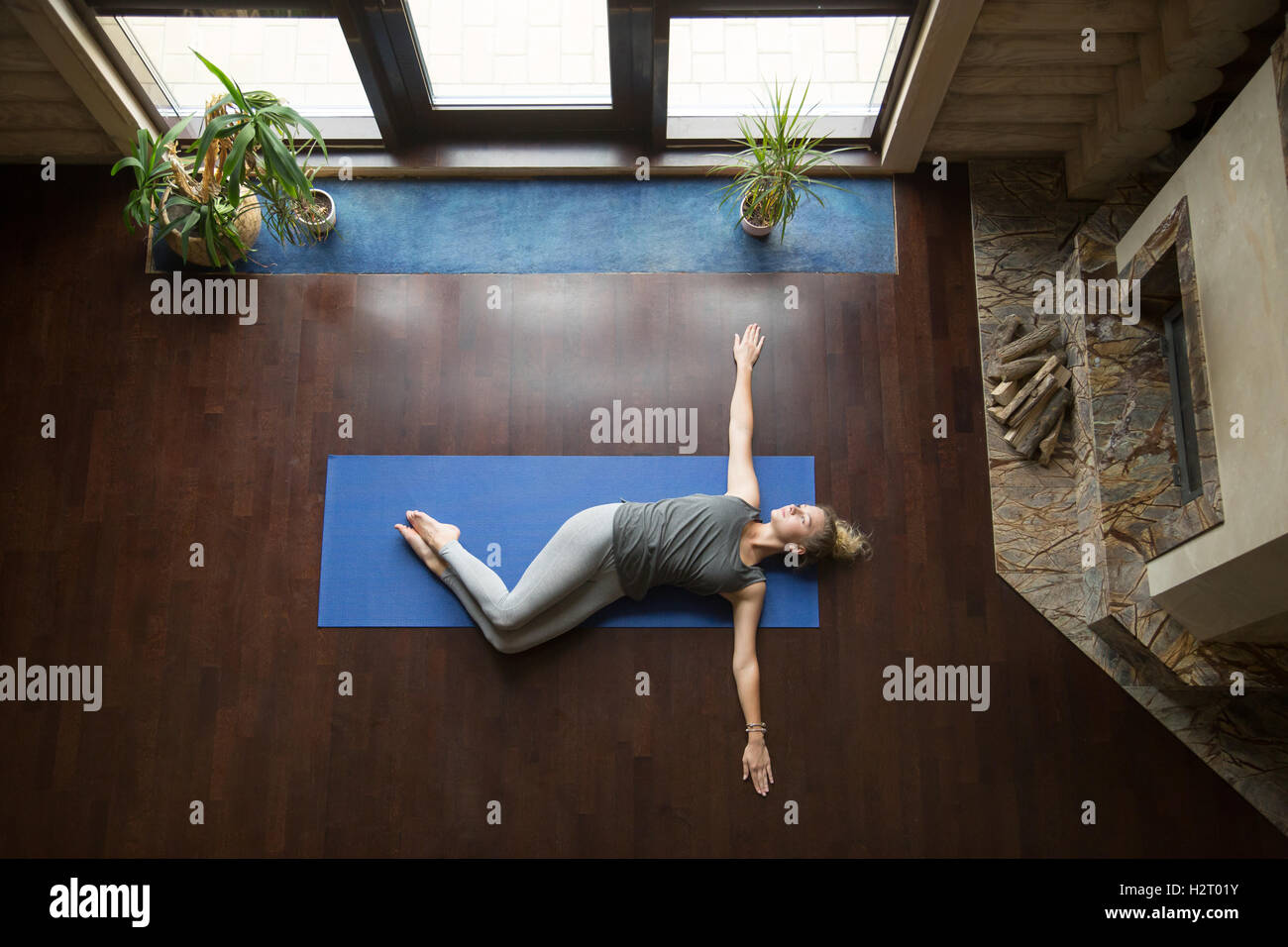 Du yoga à la maison : Tours de Twist poser Banque D'Images