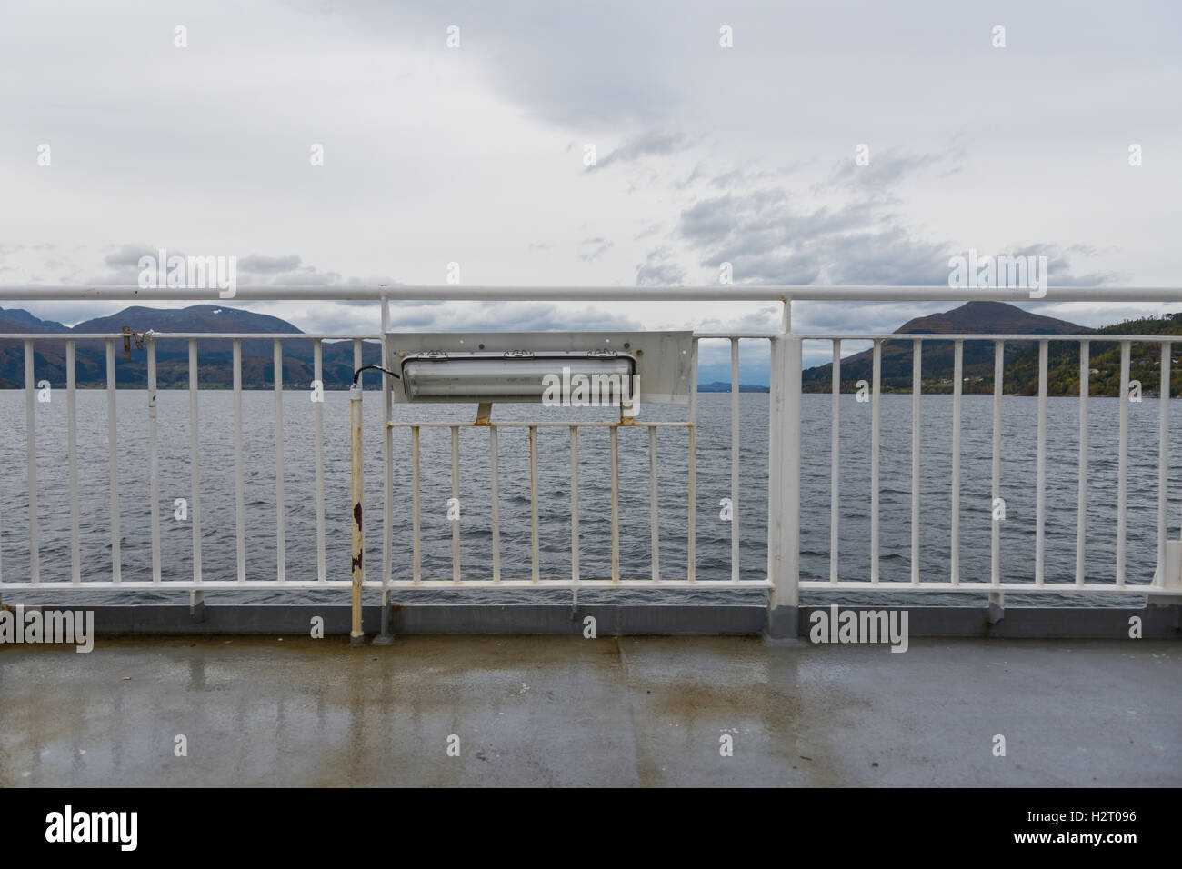 Fjord norvégien avec ferry clôture en premier plan Banque D'Images