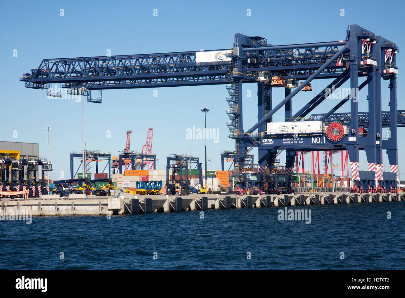 Grue à portique à Port Botany pour décharger les conteneurs d'expédition,Sydney, Nouvelle Galles du Sud, Australie Banque D'Images
