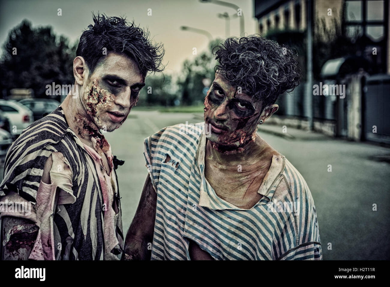 Deux hommes zombies debout dans ville vide street looking at camera Banque D'Images