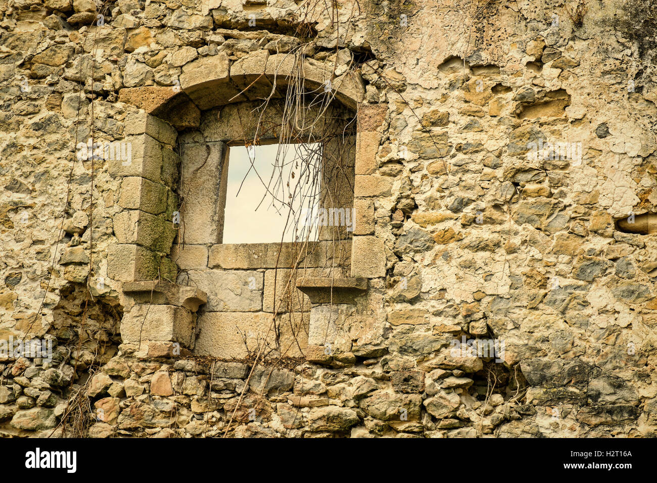 Mur extérieur en ruine avec fenêtre d'une vieille maison en pierre ...