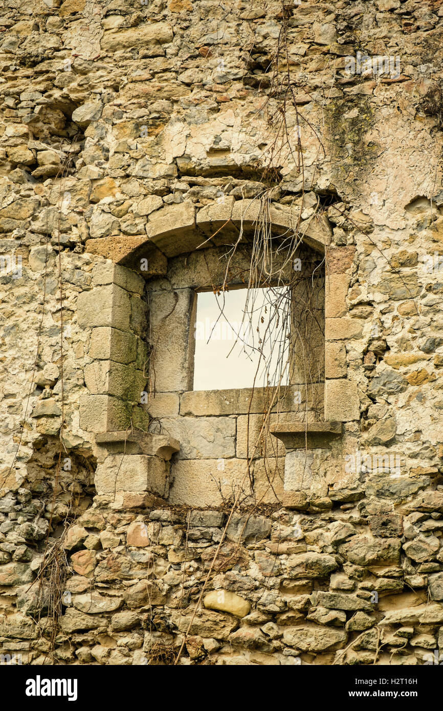 Mur extérieur en ruine avec fenêtre d'une vieille maison en pierre ...