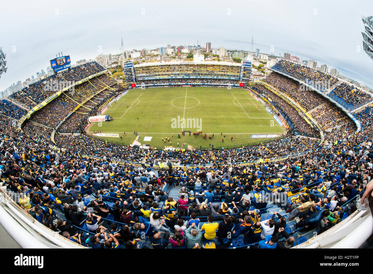 La foule se fou quand l'équipe de Boca Juniors viennent sur le terrain pour jouer contre River Plate à 'La Bombonera' Stadium. Banque D'Images