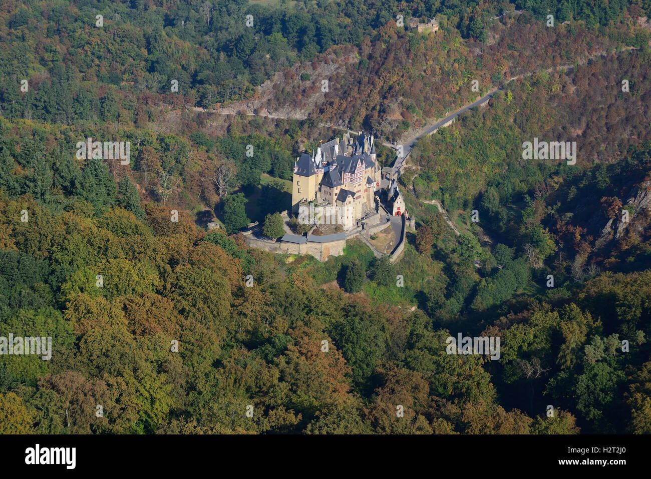 VUE AÉRIENNE. Château médiéval dans un environnement boisé. Château d'Elz, Wierschem, Rhénanie-Palatinat, Allemagne. Banque D'Images