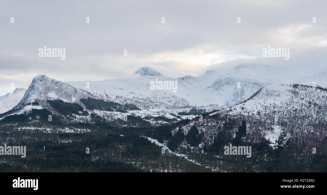 Les montagnes de neige en Norvège Banque D'Images