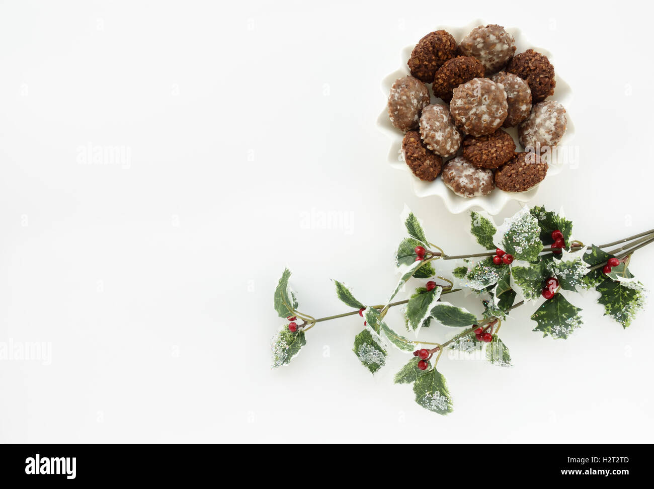 Gingerbread et Holly Berry Branch Banque D'Images Gingerbread et Holly Berry Branch Banque D'Images